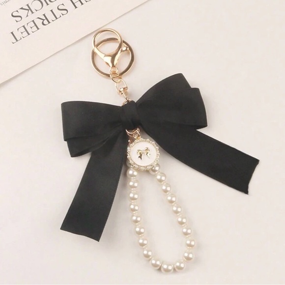 Bow bag charm/Keychain with Pearls - Picture 2 of 9